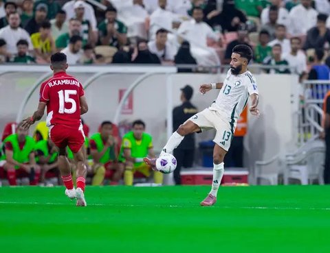 Kevin Diks merayakan gol pembuka Timnas Indonesia ke gawang Arab Saudi dalam pertandingan babak keempat kualifikasi Piala Dunia 2026 di King Abdullah Sports City Stadium, Jeddah,