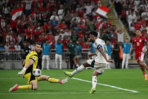 Pemain Arab Saudi, Feras Albrikan, mencetak gol ke gawang Timnas Indonesia pada laga Grup B putaran keempat Kualifikasi Piala Dunia 2026 Zona Asia di King Abdullah Sports City Stadium, Jeddah
