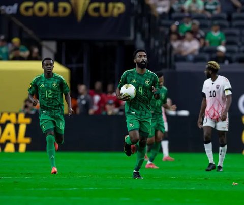 Pemain Arab Saudi, Feras Albrikan, mencetak gol ke gawang Timnas Indonesia pada laga Grup B putaran keempat Kualifikasi Piala Dunia 2026 Zona Asia di King Abdullah Sports City Stadium, Jeddah