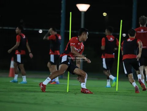 Pemain Timnas Indonesia, Rizky Ridho (kiri), menggiring bola dibayangi pemain Arab Saudi, Marwan Al-Sahafi, pada laga lanjutan putaran ketiga Grup C Kualifikasi Piala Dunia 2026