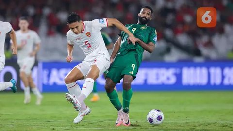 Pemain Timnas Indonesia, Rizky Ridho (kiri), menggiring bola dibayangi pemain Arab Saudi, Marwan Al-Sahafi, pada laga lanjutan putaran ketiga Grup C Kualifikasi Piala Dunia 2026