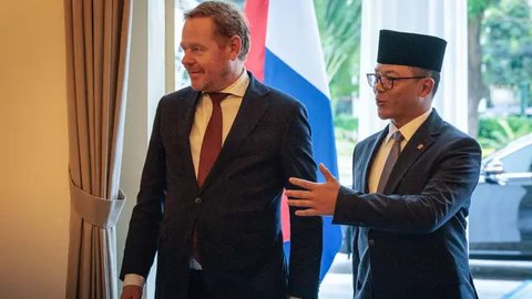 Menteri Luar Negeri Indonesia Sugiono (kanan) berjabat tangan Menteri Luar Negeri Belanda David van Weel setelah pertemuan bilateral di Kementerian Luar Negeri, Jakarta, pada Kamis 9 Oktober