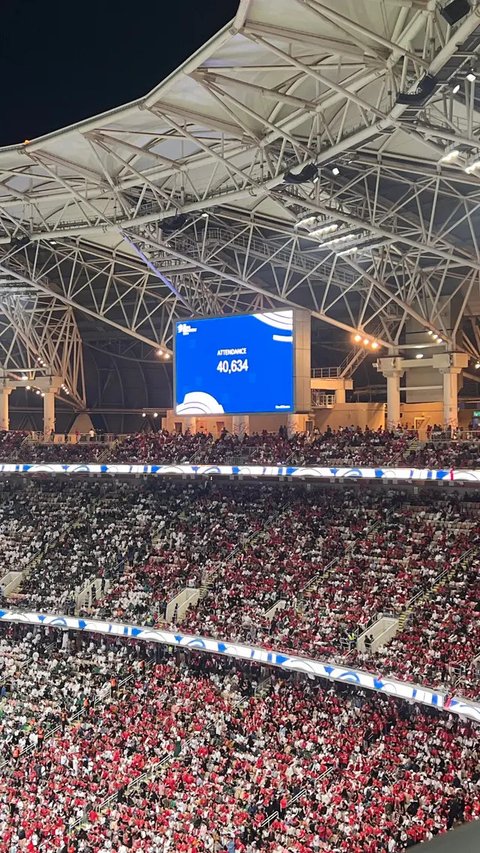 Suporter Timnas Indonessia memadati King Abdullah Stadium, Jeddah dalam laga melawan Arab Saudi, Kamis(9/10/2025). (Bola.com/Hery Kurniawan)