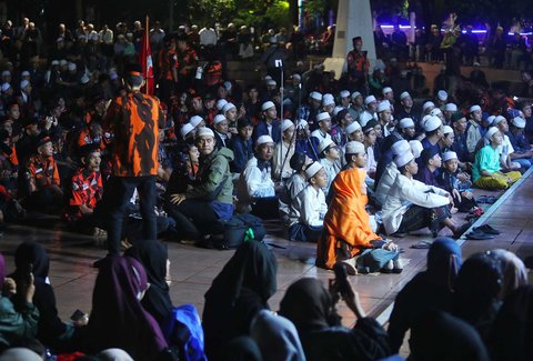 Warga saat menghadiri &ldquo;Pemuda Pancasila Bershalawat dan Doa untuk Negeri&rdquo; di Tugu Proklamasi, Jakarta Pusat, Senin (30/9) malam