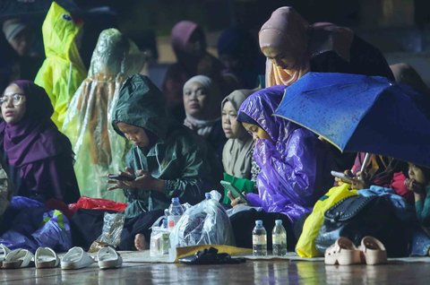 Warga saat menghadiri &ldquo;Pemuda Pancasila Bershalawat dan Doa untuk Negeri&rdquo; di Tugu Proklamasi, Jakarta Pusat, Senin (30/9) malam