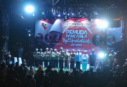 Warga saat menghadiri &ldquo;Pemuda Pancasila Bershalawat dan Doa untuk Negeri&rdquo; di Tugu Proklamasi, Jakarta Pusat, Senin (30/9) malam
