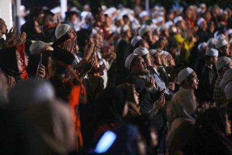 Warga saat menghadiri &ldquo;Pemuda Pancasila Bershalawat dan Doa untuk Negeri&rdquo; di Tugu Proklamasi, Jakarta Pusat, Senin (30/9) malam