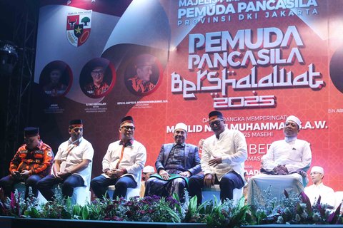 Warga saat menghadiri &ldquo;Pemuda Pancasila Bershalawat dan Doa untuk Negeri&rdquo; di Tugu Proklamasi, Jakarta Pusat, Senin (30/9) malam