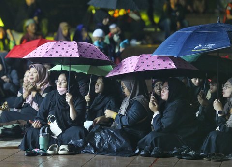 Warga saat menghadiri &ldquo;Pemuda Pancasila Bershalawat dan Doa untuk Negeri&rdquo; di Tugu Proklamasi, Jakarta Pusat, Senin (30/9) malam