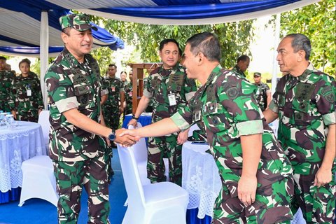 Kepala Staf Angkatan Udara (Kasau) Marsekal TNI M. Tonny Harjono bersama Panglima Komando Operasi Udara Nasional (Pangkoopsudnas) Marsdya TNI Minggit Tribowo saat peresmian monumen pesawat Fokker F-27 di Lanud Halim Perdanakusuma, Jakarta, Senin (29/9/2025).
