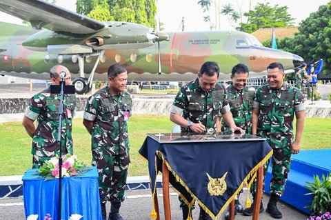 Kepala Staf Angkatan Udara (Kasau) Marsekal TNI M. Tonny Harjono bersama Panglima Komando Operasi Udara Nasional (Pangkoopsudnas) Marsdya TNI Minggit Tribowo (kedua kiri)  saat peresmian monumen pesawat Fokker F-27 di Lanud Halim Perdanakusuma, Jakarta, Senin (29/9/2025).