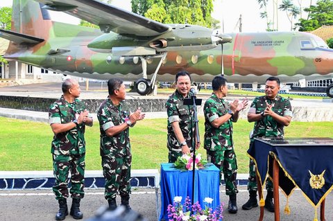 Kepala Staf Angkatan Udara (Kasau) Marsekal TNI M. Tonny Harjono bersama Panglima Komando Operasi Udara Nasional (Pangkoopsudnas) Marsdya TNI Minggit Tribowo (kedua kiri)  saat peresmian monumen pesawat Fokker F-27 di Lanud Halim Perdanakusuma, Jakarta, Senin (29/9/2025).