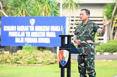 Kepala Staf Angkatan Udara (Kasau) Marsekal TNI M. Tonny Harjono  saat peresmian monumen pesawat Fokker F-27 di Lanud Halim Perdanakusuma, Jakarta, Senin (29/9/2025).