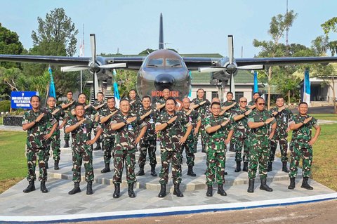 Kepala Staf Angkatan Udara (Kasau) Marsekal TNI M. Tonny Harjono bersama Panglima Komando Operasi Udara Nasional (Pangkoopsudnas) Marsdya TNI Minggit Tribowo dan pejabat teras TNI AU   saat peresmian monumen pesawat Fokker F-27 di Lanud Halim Perdanakusuma, Jakarta, Senin (29/9/2025).
