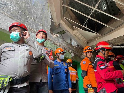 Tim SAR mencari korban runtuhnya bangunan musala  pondok pesantren Al-Khoziny  di Sidoarjo, Jawa Timur, Rabu (01/10/2025).