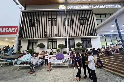 Pasien menunggu di luar Rumah Sakit  Cebu, setelah gempa bumi dahsyat melanda Kota Bogo, Provinsi Cebu, Filipina tengah, Rabu (01/10/2025).