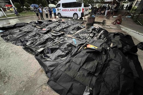 Jenasah korban terbaring di luar Rumah Sakit Provinsi Cebu,  setelah gempa bumi dahsyat melanda Kota Bogo, Provinsi Cebu, Filipina tengah, Rabu (01/10/2025).