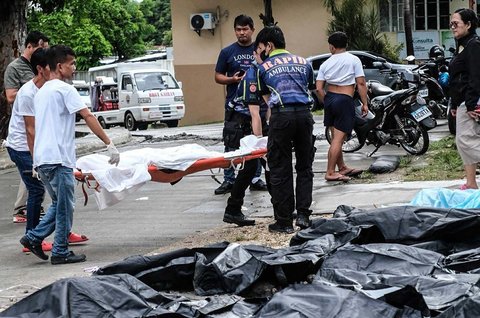 Jenasah korban terbaring di luar Rumah Sakit Provinsi Cebu,  setelah gempa bumi dahsyat melanda Kota Bogo, Provinsi Cebu, Filipina tengah, Rabu (01/10/2025).