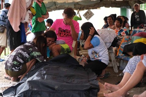 Warga mengelilingi jenasah di Kota Bogo, Provinsi Cebu, setelah gempa bumi dahsyat melanda Kota Bogo, Provinsi Cebu, Filipina tengah, Rabu (01/10/2025).