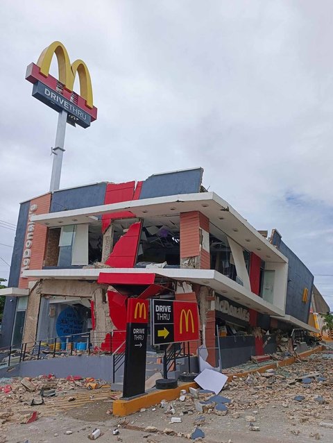 Gerai McDonald's yang rusak terlihat di Kota Bogo, Provinsi Cebu, Filipina, Rabu (01/10/2025).