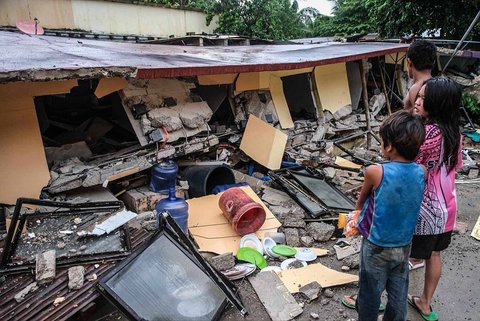 Warga melihat bangunan yang runtuh di Kota Bogo, Provinsi Cebu, setelah gempa bumi dahsyat melanda Kota Bogo, Provinsi Cebu, Filipina tengah, Rabu (01/10/2025).