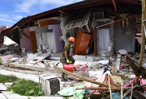 Seorang tim penyelamat beroperasi di lokasi runtuhnya sebuah bangunan di Kota Bogo, Provinsi Cebu, Filipina, Rabu (01/10/2025).