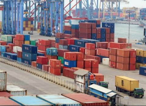 Aktivitas bongkar muat peti kemas di Pelabuhan Tanjung Priok, Jakarta, Kamis (14/4/2022). Ekonom Bank Mandiri Faisal Rachman memperkirakan neraca perdagangan Indonesia akan mencatat surplus s