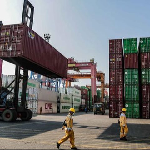 Aktivitas bongkar muat peti kemas di Pelabuhan Tanjung Priok, Jakarta, Kamis (14/4/2022). Ekonom Bank Mandiri Faisal Rachman memperkirakan neraca perdagangan Indonesia akan mencatat surplus s