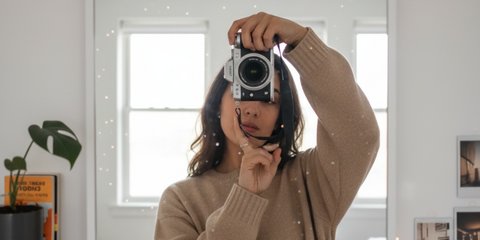 Ilustrasi Prompt Gemini AI Foto di Kaca dengan Kamera