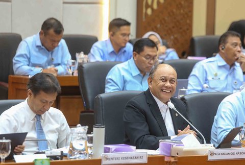 Kepala Badan Gizi Nasional (BGN), Dadan Hindayana  saat mengikuti rapat kerja bersama Kepala BGN, Menteri Kesehatan, Kepala BKKBN, dan Kepala BPOM  dengan Komisi IX DPR RI di Kompleks Parlemen, Jakarta, Rabu (1/10/2025).