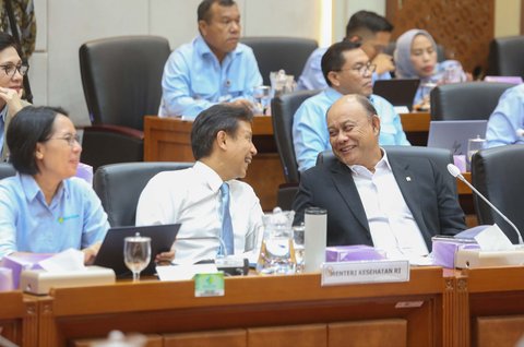 Kepala Badan Gizi Nasional (BGN), Dadan Hindayana  berbincang dengan Menteri Kesehatan Budi Gunadi Sadikin  saat mengikuti rapat kerja bersama Kepala BGN, Menteri Kesehatan, Kepala BKKBN, dan Kepala BPOM  dengan Komisi IX DPR RI di Kompleks Parlemen, Jakarta, Rabu (1/10/2025).