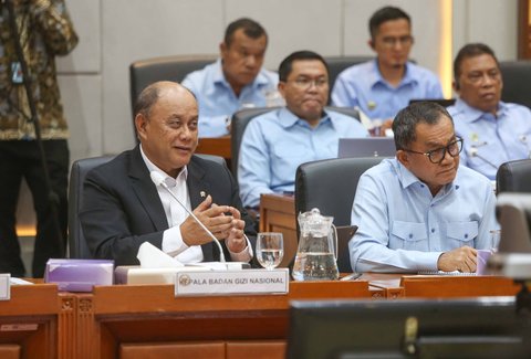 Kepala Badan Gizi Nasional (BGN), Dadan Hindayana  saat mengikuti rapat kerja bersama Kepala BGN, Menteri Kesehatan, Kepala BKKBN, dan Kepala BPOM  dengan Komisi IX DPR RI di Kompleks Parlemen, Jakarta, Rabu (1/10/2025).