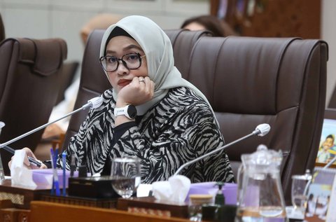 Ketua Komisi IX DPR Felly Estelita Runtuwene saat mengikuti rapat kerja bersama Kepala BGN, Menteri Kesehatan, Kepala BKKBN, dan Kepala BPOM  di Kompleks Parlemen, Jakarta, Rabu (1/10/2025).