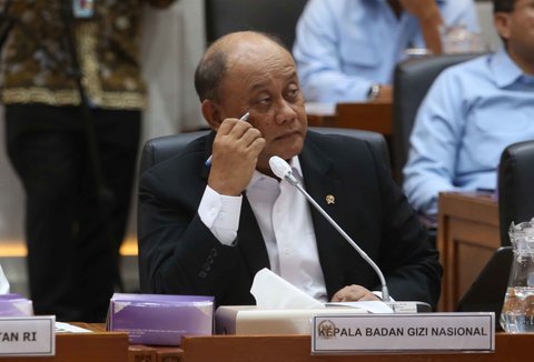 Kepala Badan Gizi Nasional (BGN), Dadan Hindayana  saat mengikuti rapat kerja bersama Kepala BGN, Menteri Kesehatan, Kepala BKKBN, dan Kepala BPOM  dengan Komisi IX DPR RI di Kompleks Parlemen, Jakarta, Rabu (1/10/2025).