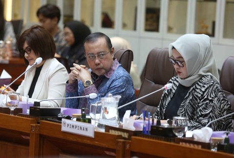 Ketua Komisi IX DPR Felly Estelita Runtuwene saat mengikuti rapat kerja bersama Kepala BGN, Menteri Kesehatan, Kepala BKKBN, dan Kepala BPOM  di Kompleks Parlemen, Jakarta, Rabu (1/10/2025).