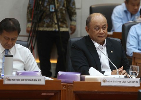 Kepala Badan Gizi Nasional (BGN), Dadan Hindayana  saat mengikuti rapat kerja bersama Kepala BGN, Menteri Kesehatan, Kepala BKKBN, dan Kepala BPOM  dengan Komisi IX DPR RI di Kompleks Parlemen, Jakarta, Rabu (1/10/2025).