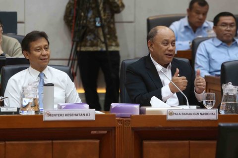 Kepala Badan Gizi Nasional (BGN), Dadan Hindayana  saat mengikuti rapat kerja bersama Kepala BGN, Menteri Kesehatan, Kepala BKKBN, dan Kepala BPOM  dengan Komisi IX DPR RI di Kompleks Parlemen, Jakarta, Rabu (1/10/2025).