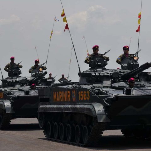 Tank-tank milik TNI berjalan dengan gagahnya di perayaan HUT TNI ke-69, Surabaya, Selasa (07/10/2014) (Liputan6.com/Johan Tallo)