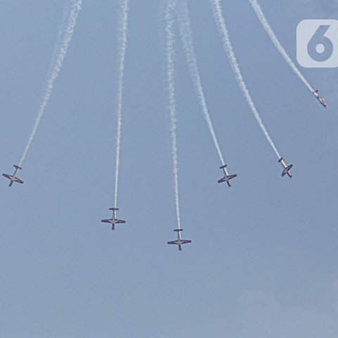 Atraksi udara pada peringatan HUT ke-78 TNI di Lapangan Silang Monumen Nasional (Monas), Gambir, Jakarta, Kamis (5/10/2023). (Liputan6.com/Faizal Fanani)