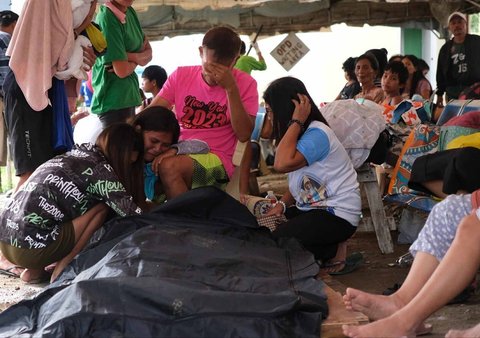 Jenazah korban terbaring di luar Rumah Sakit Provinsi Cebu,  setelah gempa bumi dahsyat melanda Kota Bogo, Provinsi Cebu, Filipina tengah, Rabu (01/10/2025).