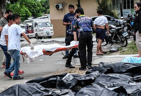 Jenazah korban terbaring di luar Rumah Sakit Provinsi Cebu,  setelah gempa bumi dahsyat melanda Kota Bogo, Provinsi Cebu, Filipina tengah, Rabu (01/10/2025).