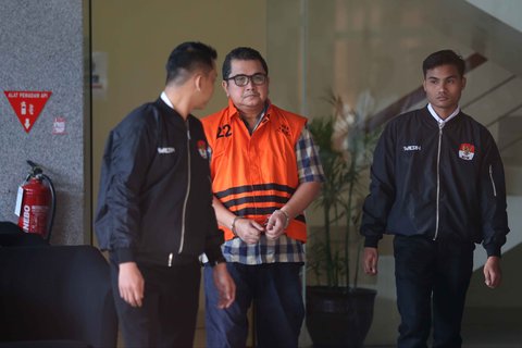 Mantan Direktur Utama PT Perusahaan Gas Negara (PGN) periode 2008&ndash;2017, Hendi Prio Santoso saat  mengikuti rilis penetapan tersangka sekaligus penahanannya di gedung Merah Putih Komisi Pemberantasan Korupsi (KPK), Jakarta, Rabu (1/10/2025).