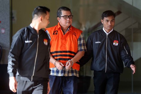 Mantan Direktur Utama PT Perusahaan Gas Negara (PGN) periode 2008&ndash;2017, Hendi Prio Santoso saat  mengikuti rilis penetapan tersangka sekaligus penahanannya di gedung Merah Putih Komisi Pemberantasan Korupsi (KPK), Jakarta, Rabu (1/10/2025).
