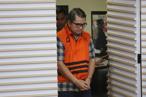 Mantan Direktur Utama PT Perusahaan Gas Negara (PGN) periode 2008&ndash;2017, Hendi Prio Santoso saat  mengikuti rilis penetapan tersangka sekaligus penahanannya di gedung Merah Putih Komisi Pemberantasan Korupsi (KPK), Jakarta, Rabu (1/10/2025).