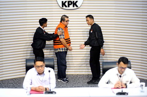 Mantan Direktur Utama PT Perusahaan Gas Negara (PGN) periode 2008&ndash;2017, Hendi Prio Santoso saat  mengikuti rilis penetapan tersangka sekaligus penahanannya di gedung Merah Putih Komisi Pemberantasan Korupsi (KPK), Jakarta, Rabu (1/10/2025).
