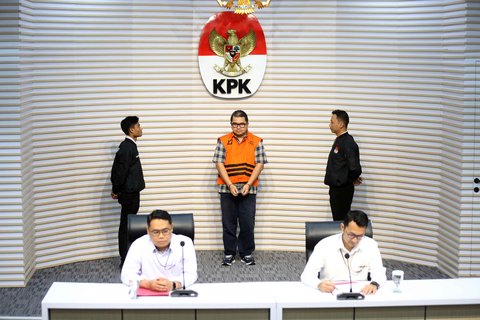Mantan Direktur Utama PT Perusahaan Gas Negara (PGN) periode 2008&ndash;2017, Hendi Prio Santoso saat  mengikuti rilis penetapan tersangka sekaligus penahanannya di gedung Merah Putih Komisi Pemberantasan Korupsi (KPK), Jakarta, Rabu (1/10/2025).