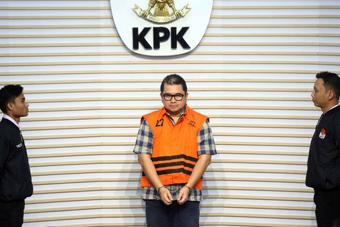 Mantan Direktur Utama PT Perusahaan Gas Negara (PGN) periode 2008&ndash;2017, Hendi Prio Santoso saat  mengikuti rilis penetapan tersangka sekaligus penahanannya di gedung Merah Putih Komisi Pemberantasan Korupsi (KPK), Jakarta, Rabu (1/10/2025).