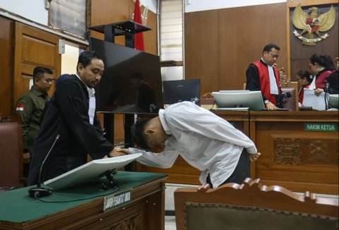 Terdakwa kasus asusila anak dan aborsi Vadel Badjideh saat menjalani sidang putusan di Pengadilan Negeri Jakarta Selatan, Jakarta, Rabu 01/10/2025).