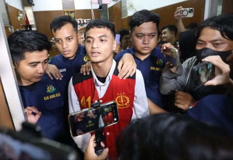 Terdakwa kasus asusila anak dan aborsi Vadel Badjideh usai menjalani sidang putusan di Pengadilan Negeri Jakarta Selatan, Jakarta, Rabu 01/10/2025).