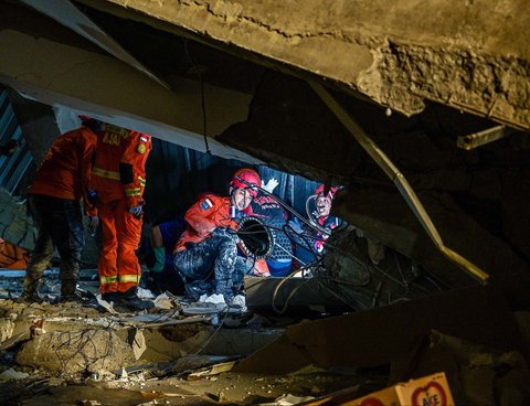 Tim SAR melakukan evakuasi korban runtuhnya  bangunan musala Pondok Pesantren Al Khoziny di Sidoarjo,  Jawa Timur, Selasa (29/09/2025) malam.